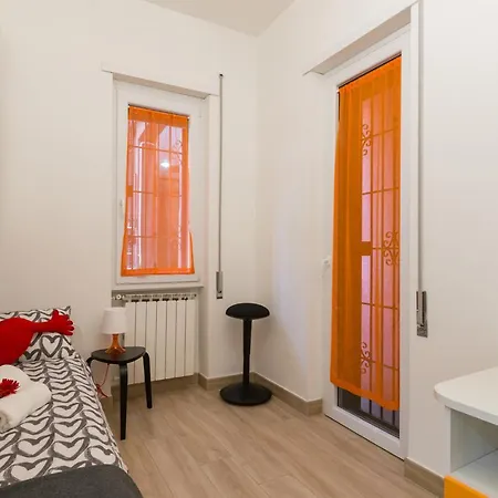 New - Elegant With Balcony In Next To Subway * Rom