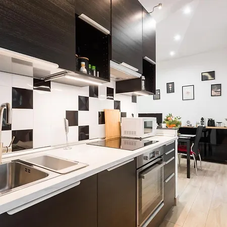 New - Elegant With Balcony In Next To Subway * Rom